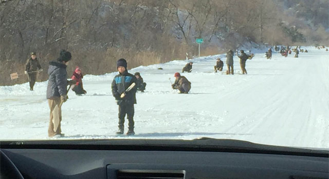 ▲ 美NBC는 2017년 1월 북한 '마식령 스키장' 개장을 취재하러 갔다가 스키장과 진입도로 주변에서 손으로 제설작업을 하는 어린이와 청소년들을 발견하고 사진을 찍어 공개했다. ⓒ당시 美NBC 관련보도 화면캡쳐.