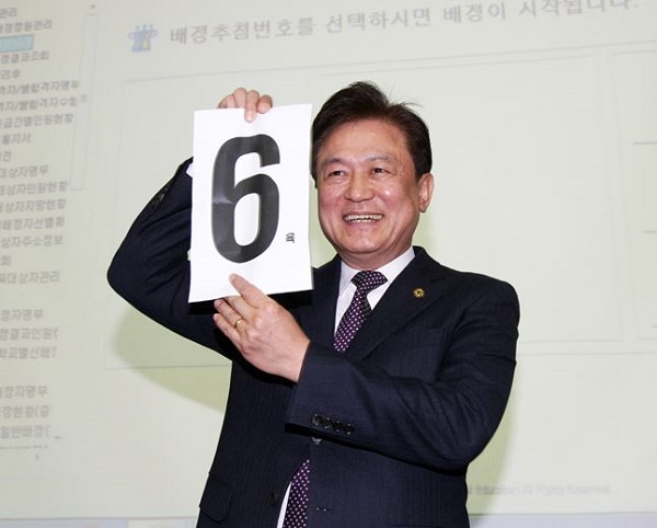 ▲ 김병우 충북교육감이 지난 17일 청주 평준화고 전산배정에 관한 설명을 하고 잇다.ⓒ충북교육청