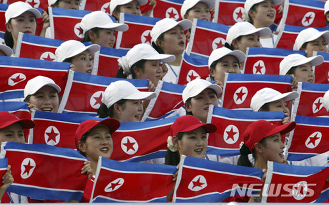 ▲ 2003년 8월 대구 유니버시아드 당시 방한한 北응원단. 평창 동계올림픽 때는 이런 '미녀 응원단'이 안 올 가능성도 있다. 모든 인원을 평양에서만 뽑기 때문이다. ⓒ뉴시스. 무단전재 및 재배포 금지.