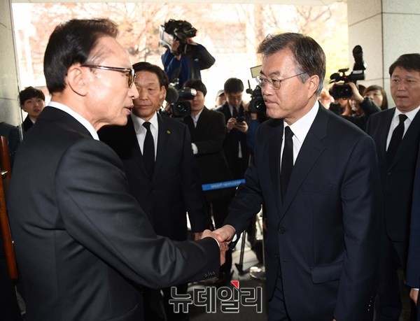 ▲ 현 정권과 전전 정부 간의 전면전 조짐이 하루 만에 숨고르기 양상에 접어들었다. 사진은 지난 2015년 11월, 김영삼 전 대통령의 장례식장에서 조우한 이명박 전 대통령과 문재인 대통령의 모습(자료사진). ⓒ뉴데일리 이종현 기자