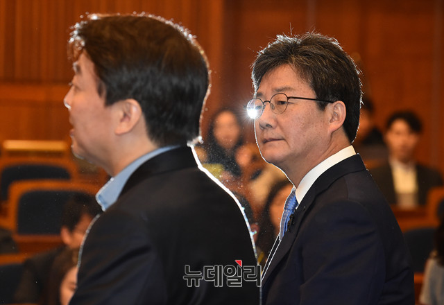 ▲ 19일 오전 국회 헌정기념관에서 진행된 '바른정당, 국민의당 청년당원과의 소통의 장, 청년이 미래다!' 행사에 참석해 국민의당 안철수 대표를 바라보는 바른정당 유승민 대표. ⓒ뉴데일리 이종현 기자