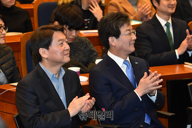 ▲ 국민의당 안철수 대표와 바른정당 유승민 대표가 19일 오전 헌정기념관에서 열린 청년토크콘서트 도중 함께 손뼉을 치고 있다. ⓒ뉴데일리 이종현 기자