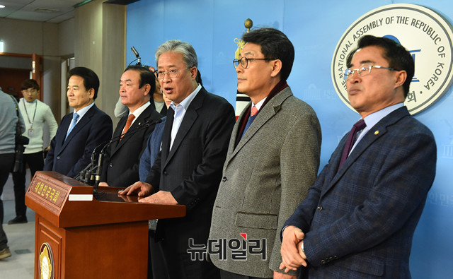 ▲ 국민의당지키기운동본부 유성엽 의원이 18일 국회에서 기자회견을 열고, 국민의당 안철수 대표와 바른정당 유승민 대표 간의 통합선언을 성토하고 있다. ⓒ뉴데일리 이종현 기자