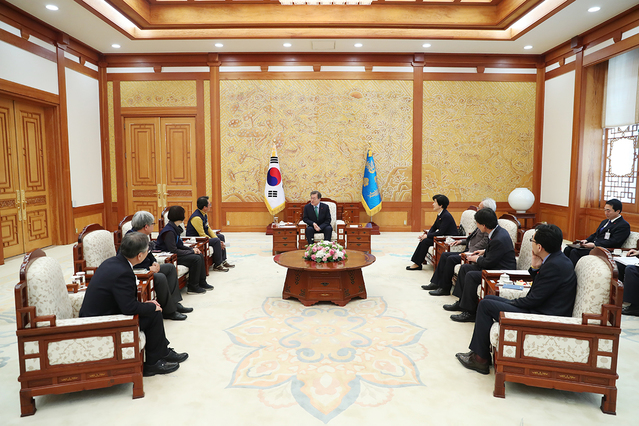 ▲ 문재인 대통령이 19일 청와대에서 민주노동조합총연맹 지도부와 만났다. ⓒ청와대