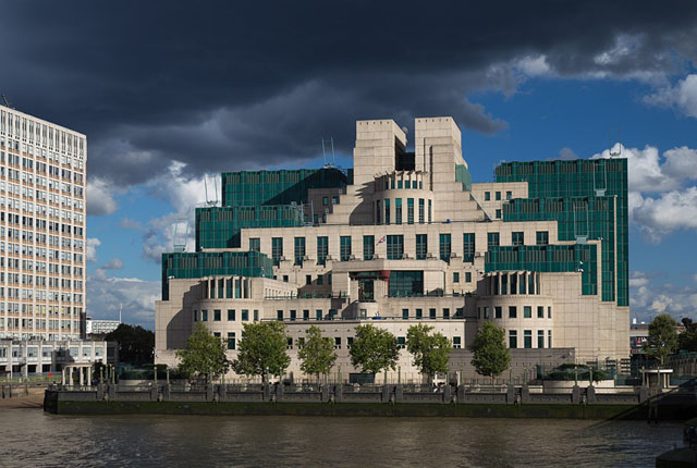 ▲ 英런던 템즈강변에 있는 SIS(MI6) 청사. 영국은 국내와 해외 정보기관이 잘 나뉜 대표적 국가로 알려져 있다. ⓒ위키피디아 공개사진.