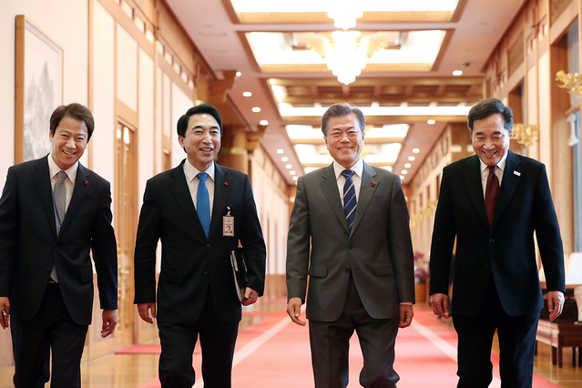 ▲ 문재인 대통령과 참모진들. 가장왼쪽에 임종석 비서실장, 박수현
 청와대 대변인, 문재인 대통령, 이낙연 국무총리. ⓒ청와대 제공