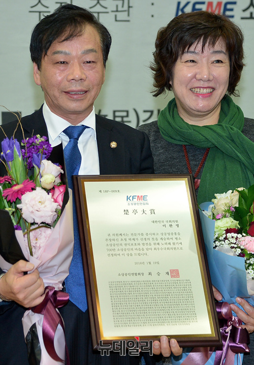 ▲ 수상 후 기념촬영 하는 이완영 자유한국당 의원 ⓒ 뉴데일리 공준표