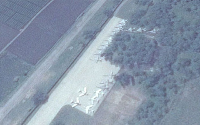 ▲ 한국 정부가 사전 점검단을 보내기로 한 北갈마 비행장의 위성사진. 북한은 이곳이 민간 공항이라고 주장하지만 이처럼 수십 대의 전투기를 숨겨놓고 있다. ⓒ美VOA 관련보도-구글 어스 캡쳐.