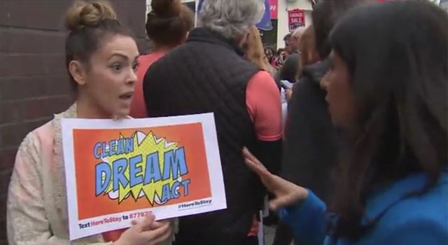 ▲ DACA 유지를 주장하는 헐리우드 배우 '알리사 밀라노'가 길거리에서 트럼프 대통령 지지자와 논쟁을 벌이는 모습. ⓒ美폭스 뉴스 LA 관련보도 화면캡쳐.