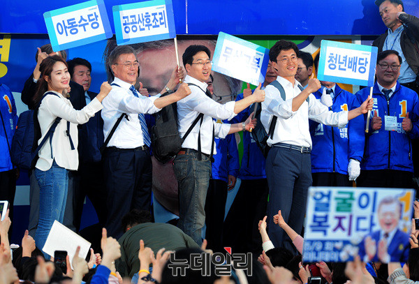 ▲ 지난해 4월 문재인 당시 더불어민주당 대선 후보가 성남시에서 청년들과 함께 유세를 이어가는 모습.ⓒ뉴데일리 공준표 기자