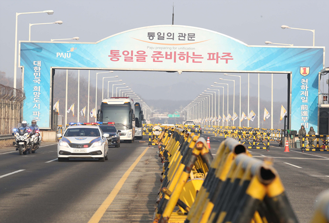 ▲ 북한 예술단 사전점검단 7명을 태운 버스와 차량들이 21일 오전 경기도 파주시 통일대교를 지나는 모습. ⓒ뉴시스 DB