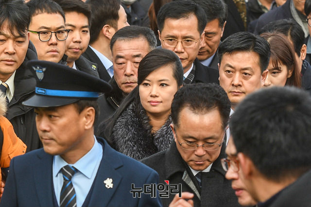 ▲ 북한 예술단 사전점검단을 이끌고 있는 현송월 삼지연관현악단장이 21일 오전 KTX로 강릉으로 이동하기 위해 서울역에 도착했다. ⓒ뉴데일리 정상윤 기자