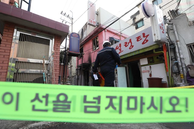 ▲ 20일 서울 종로5가의 3층 규모 여관 2층에서 방화로 추정되는 불이 나 9명의 사상자가 발생했다. ⓒ뉴시스