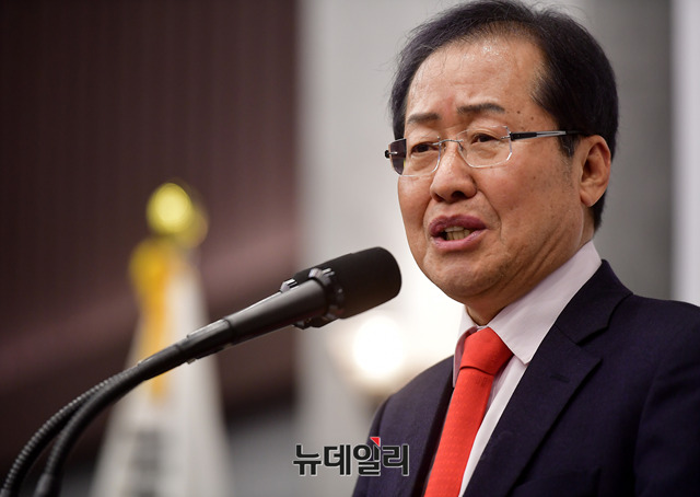 ▲ 홍준표 자유한국당 대표가 18일 오후 경기 수원시 WI컨벤션에서 열린 경기도당 신년인사회에서 격려사 직전 대중가요 '과거를 묻지 마세요'의 한 소절을 부르고 있다. ⓒ뉴데일리 정상윤 기자