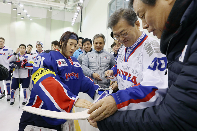 ▲ 문재인 대통령이 지난 17일 충북
 진천에 있는 선수촌을 방문, 아이스하키 대표 선수들을 만난 모습. ⓒ청와대 제공