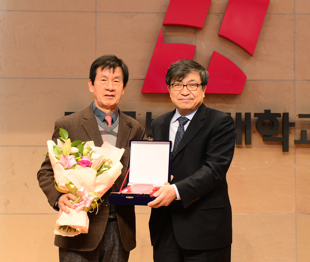 ▲ 8일 대구보건대 본관 대회의실에서 열린 2018년 시무식에서 홍성연 보현재단 이사장이 '2017년을 빛낸 올해의 전문대학인 상'을 전달받고 있다. 사진 왼쪽부터 홍성연 이사장, 장익현 학교법인 이사장.ⓒ대구보건대