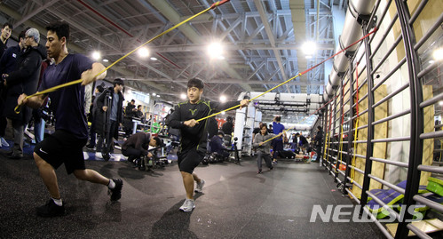 ▲ 2018 평창동계올림픽대회 G-30 미디어데이 행사가 열린 10일 오후 충북 진천군 진천국가대표선수촌에서 아이스하키 선수들이 막바지 훈련을 하고 있다. ⓒ뉴시스