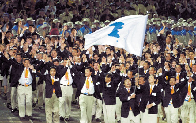 ▲ 2000년 시드니 올림픽 당시 남북 단일팀이 한반도기를 들고 입장하는 모습. ⓒ연합뉴스. 무단전재 및 재배포 금지.