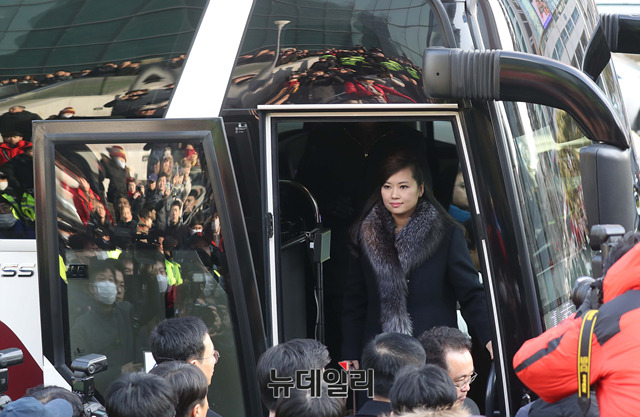 ▲ 지난 21일 서울역에 도착한 현송월. 한국 정부와 언론이 현송월 소식에 빠져 있을 때 북한은 자신들이 평창 동계올림픽을 흥하게 만들었다고 선전했다. ⓒ뉴데일리 DB.