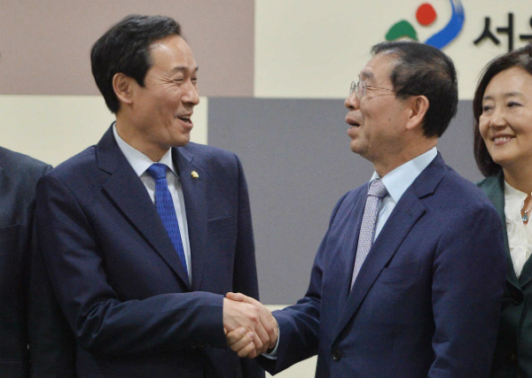 ▲ 더불어민주당 우상호 전 원내대표(사진 왼쪽)는 22일 오전 MBC라디오에 출연해 박원순 서울특별시장(오른쪽)의 미세먼지 저감대책을 강도높게 비판했다. ⓒ뉴시스 사진DB