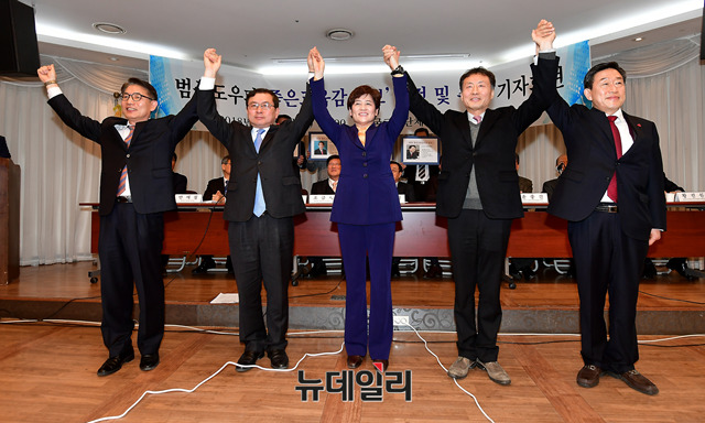 ▲ 범시민사회단체연합(대표 이갑산)은 22일 서울 서초구 한국교총 2층 단재홀에서 기자회견을 열고 5개 시·도교육감 범중도우파 교육감 단일후보를 추대했다. 왼쪽부터 최태호 중부대 교수(세종), 김선유 전 진주교대 총장(경남), 강은희 전 여성가족부 장관(대구), 임해규 전 경기연구원장(경기), 박흥수 전 울산교육국장(울산).ⓒ뉴데일리 정상윤 사진기자