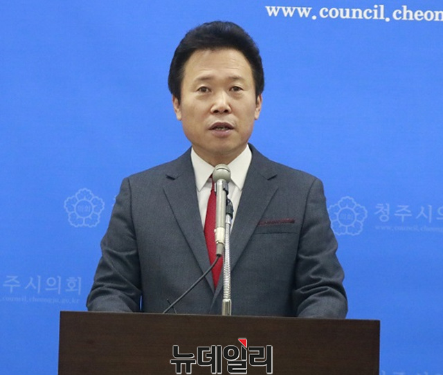 ▲ 황영호 충북 청주시의장이 22일 시청에서 청원당협위원장 탈락관련 소회를 밝혔다.ⓒ김종혁 기자