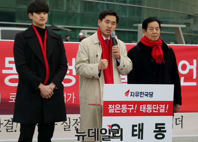 ▲ 오태동(중간) 전 대구MBC앵커가 22일 동대구역 광장에서 대구 동구청장 출마를 선언했다. 왼쪽은 오 전 앵커 아들, 오른쪽은 부친이다.ⓒ뉴데일리