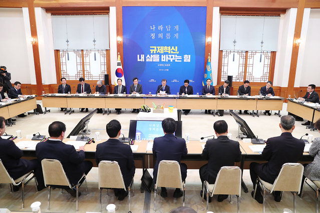 ▲ 문재인 대통령이 22일 규제개혁
 토론회를 주재하는 모습. ⓒ청와대 제공