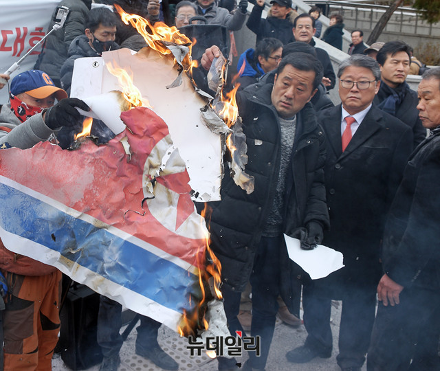 ▲ 대한애국당 조원진 대표가 22일 서울역광장에서 북한 현송월 일당 도착에 즈음해 인공기 화형식을 진행하고 있다. ⓒ뉴데일리 이기륭 기자