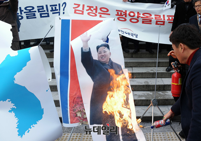 ▲ 대한애국당이 22일 서울역광장에서 북한 김정은 화형식을 펼치려 하자, 현송월 일당을 위해 삼엄한 경계를 펴고 있던 경찰 병력이 진입해 이를 진화하고 있다. ⓒ뉴데일리 이기륭 기자