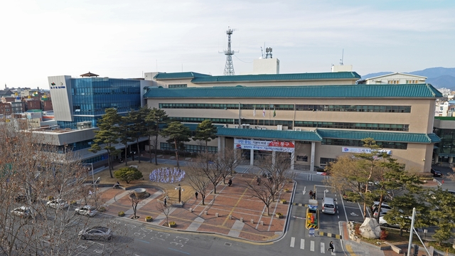 ▲ 대구 동구청장 선거를 앞두고 지역 선거 열기가 뜨겁다. 최근에는 강대식 현 동구청장에 맞서 자유한국당에서 새로운 인물을 찾아야 한다는 목소리가 커지고 있다. 사진은 동구청 전경.ⓒ동구청