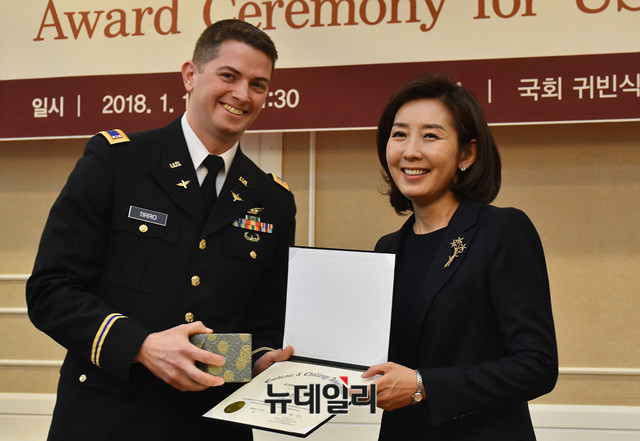 ▲ 올림픽의 정치적 악용 가능성을 우려하는 서한을 IOC에 발송한 자유한국당 나경원 의원을 향해 일부 정권지지자들이 극렬한 관제청원으로 압박을 가하고 있다. 사진은 지난 11일 국회에서 JSA를 통해 귀순한 북한 장병을 구해낸 미국 의무항공대 관계자들에게 감사의 뜻을 전하고 있는 나경원 의원의 모습. ⓒ뉴데일리 이종현 기자