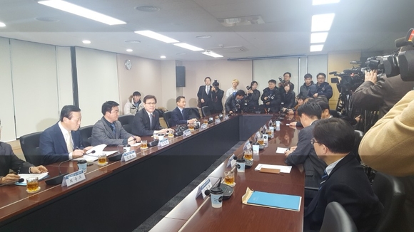 ▲ 최종구 금융위원장(왼쪽에서 세번째)이 22일 서울 중구 여신금융협회에서 소상공인단체와 간담회를 개최했다. ⓒ뉴데일리
