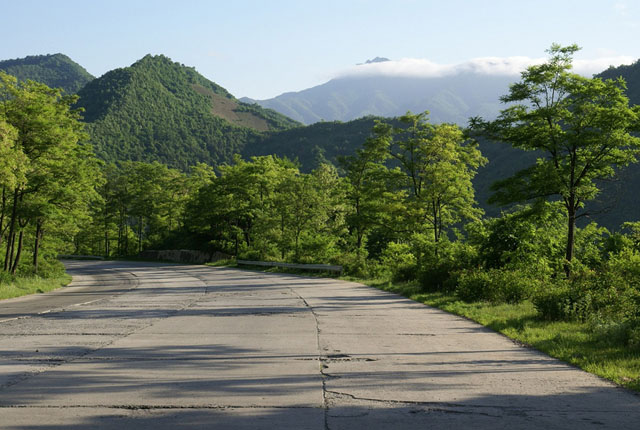 ▲ 한 해외 여행작가가 촬영한 '평양-원산 고속도로'의 모습. 이것이 고속도로면 한국의 강변북로 같은 자동차 전용도로는 '아우토반'이다. ⓒ해외 여행블로그 화면캡쳐.