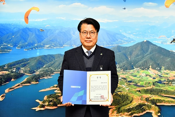 ▲ 제천시가 지방정부 정책 모범사례 및 아이디어 공모전에서 ‘좋은 지방자치상’을 받았다.ⓒ제천시