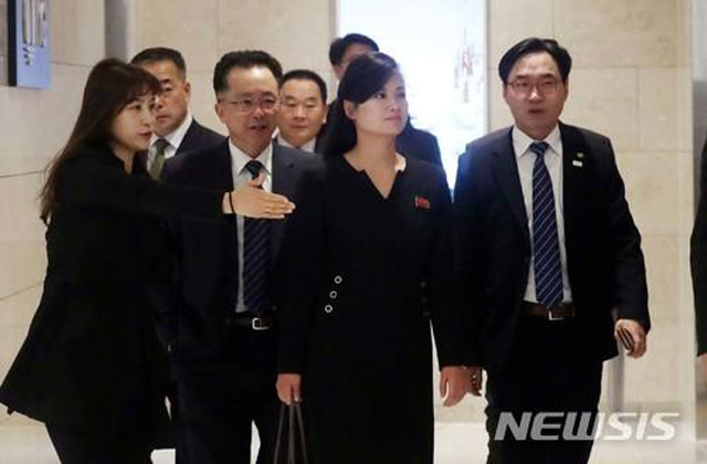 ▲ 23일 오전 강릉 경포 스카이 베이 호텔을 나서는 현송월. 한국 측 인원들이 마치 '수행'하는 듯하다. ⓒ뉴시스. 무단전재 및 재배포 금지.