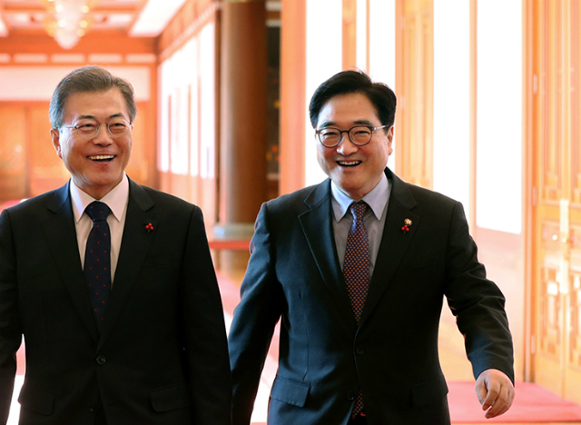 ▲ 문재인 대통령과 더불어민주당 우원식 원내대표가 23일 오찬회동을 위해 청와대로 들어서고 있다. ⓒ청와대 제공