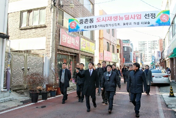 ▲ 이재관 대전시장 권한대행이 23일 도시재생 뉴딜사업 선정지를 둘러보고 있다.ⓒ대전시