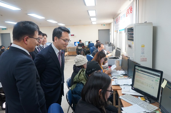 ▲ 양병수 대전지방국세청장이 23일 대전세무서를 방문, 부가가치세 신고와 관련해 납세자와 직원을 격려했다.ⓒ대전지방국세청