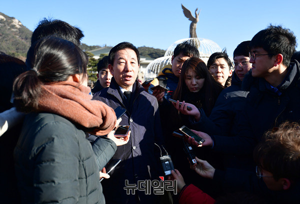▲ 자유한국당 김성태 원내대표(사진)는 23일 의총 직후 취재진을 만나, 이날 오전 발표된 청와대의 '평양올림픽' 관련 입장을 비판했다. ⓒ뉴데일리 정상윤 기자