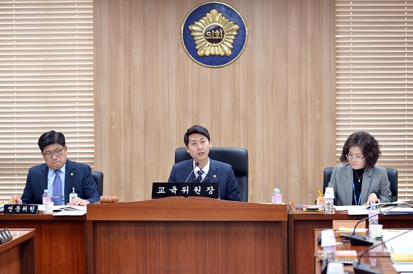▲ 세종시의회  23일 교육위원회를 열어 세종교육청이 제출한 조례안 등 4건을 상정해 심사하고 있다.ⓒ세종시의회