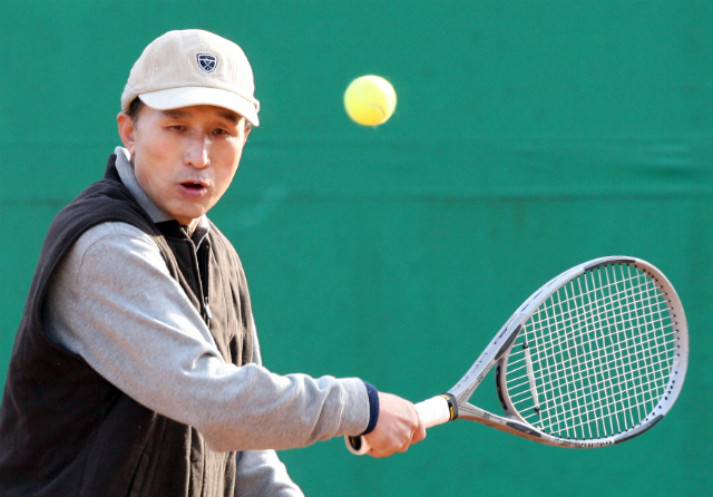 ▲ 테니스를 치고 있는 이명박 전 대통령의 모습(자료사진). ⓒ뉴시스 사진DB