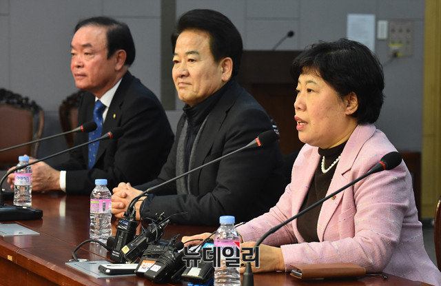 ▲ 바른정당과의 통합에 반대하는 모임 국민의당지키기운동본부 조배숙 대표가 8일 오전 국회 의원회관에서 열린 전체회의에서 모두발언을 하고있다. ⓒ뉴데일리 이종현 기자