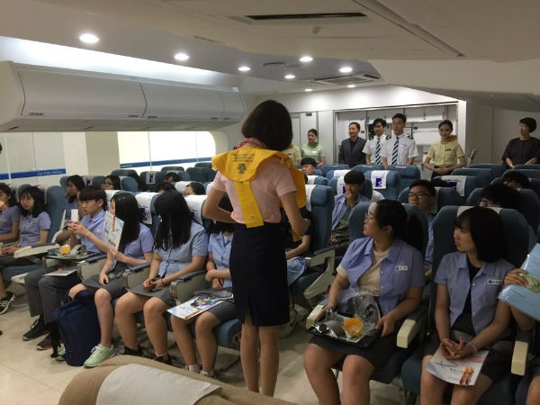 ▲ 항공서비스학과 기내실습실 승무원체험.ⓒ서원대학교