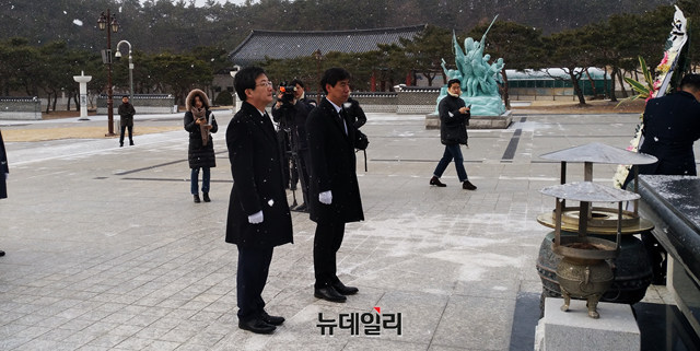 ▲ 광주 5.18 민주 묘역에서 참배를 하고 있는 바른정당 유승민 대표. ⓒ뉴데일리 DB