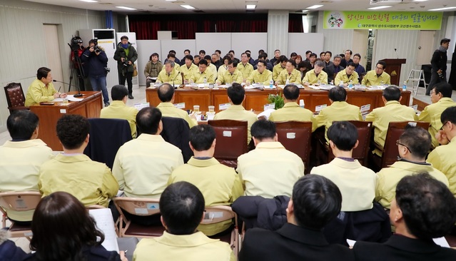 ▲ 권영진 대구시장은 23일 가뭄으로 인해 운문댐 저수율이 역대 최저 수준으로 떨어진 것과 관련해 고산정수장에서 비상급수대책회의를 열어 대책을 논의했다.ⓒ대구시