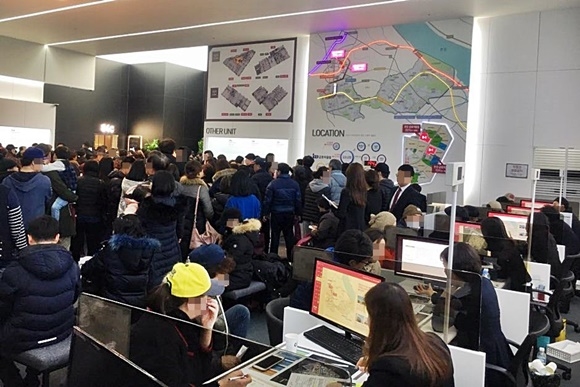 ▲ 지난 12일 문을 연 '한강 금호어울림' 견본주택 내. ⓒ금호건설