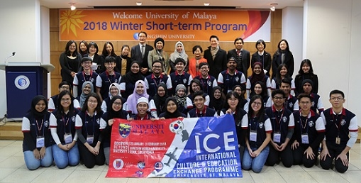 ▲ 22일 서울 성북구 성신여자대학교에서 성신여대 및 말레이시아 말라야대 학생 등이 기념사진을 촬영하고 있다. ⓒ성신여대