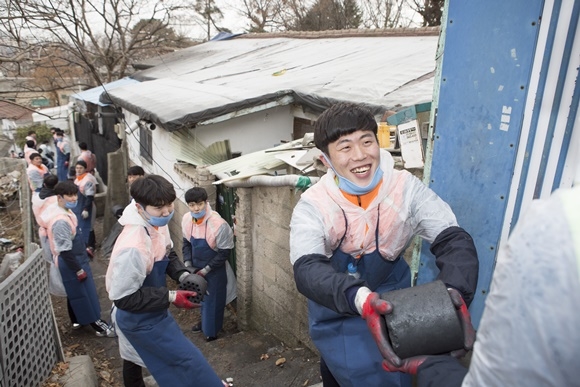 ▲ 현대건설·현대엔지니어링 신입사원들이 연탄 배달 봉사활동을 실시하고 있다. ⓒ현대건설
