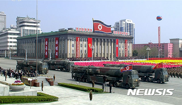 북한군이 2월 8일 평양에서 대규모 열병식을 벌일 경우 세계는 평창 동계올림픽의 안전 문제를 다시 생각할 수도 있다. 사진은 2017년 4월 15일 김일성 생일 당시 북한군 열병식. ⓒ뉴시스. 무단전재 및 재배포 금지.